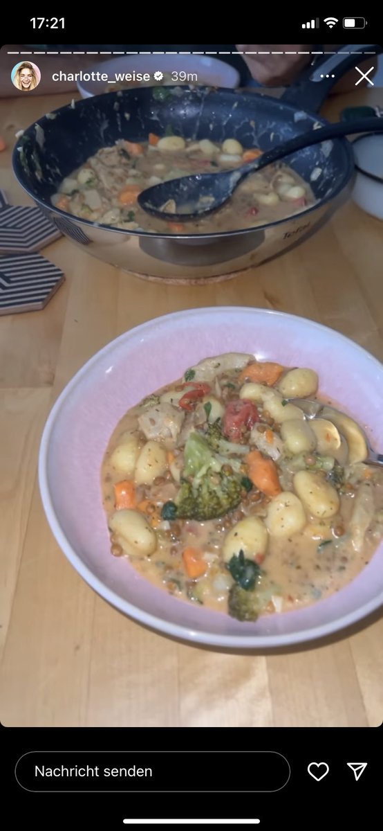 Wenn ihr euch entscheiden müsstet, würdet ihr eher: 

- jede Folge des Podcasts hören müssen

- jedes Rezept im Kochbuch essen