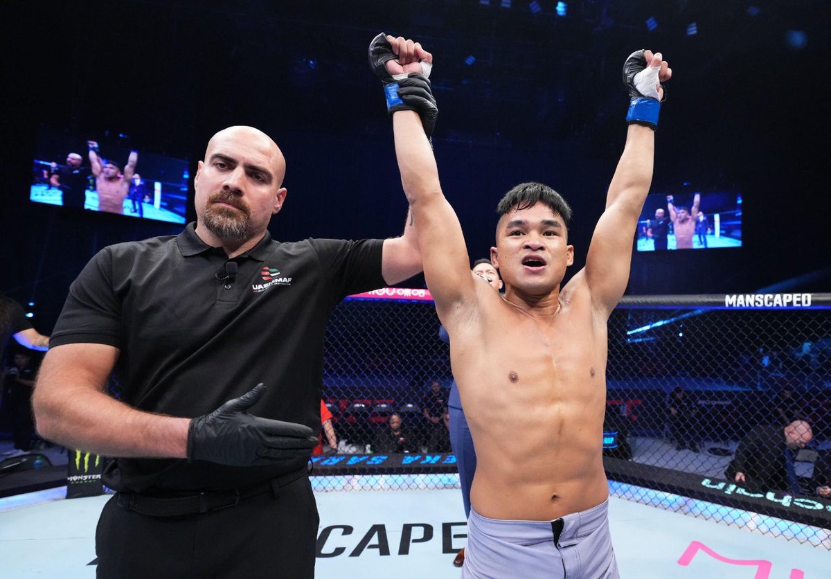 SEJARAH! 🇮🇩
Tak perlu menunggu kemenangan di final, kedua finalis di Road To UFC ternyata sudah dipastikan mendapat kontrak.

Fighter Indonesia pertama di UFC, Jeka Saragih! 🥊

📝 <a href="/detiksport/">detiksport</a>