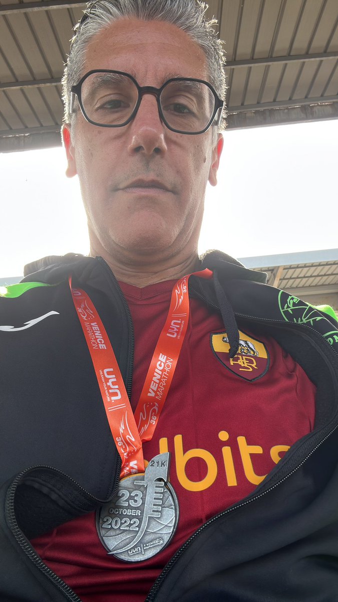 AlanAnnini's tweet photo. 21 Km su e giù per i ponti di Venezia, con l’acqua alle caviglie e ora in treno per arrivare in tempo per @OfficialASRoma 💛❤️ #venicemarathon #RomaNapoli https://t.co/TPO74wEuFz