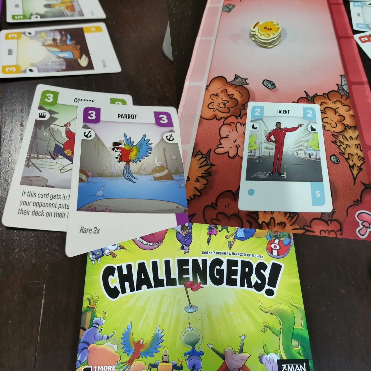 Raxar_'s tweet photo. Probando más cosas de #essen22 en @DA2juegos . Este es un juego curioso que prácticamente es un torneo de cartas. Cada ronda vas cambiando de rjval al que te enfrentas y mejoras tu mazo de partida en partida. 1/2 https://t.co/jtsmMjl742