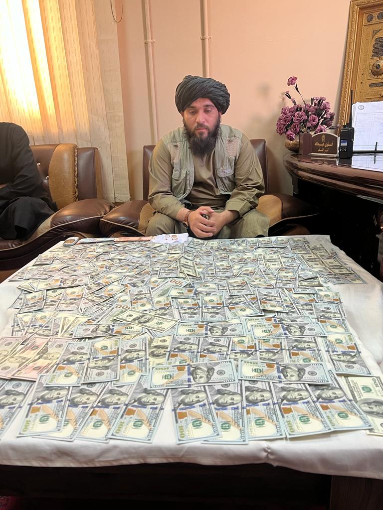 دپنځلسې حوزې دکشف امریت دمجاهدینو لخوا نن دیو هیواد وال چی غلو ترینه دیرش زره  ډالر غلاکړی وه  دنیمی ورځی په ترڅ کی ونیول شول او پیسی خپل څښتن ته وسپارلی خپل اتلان په زړونو ونازوی