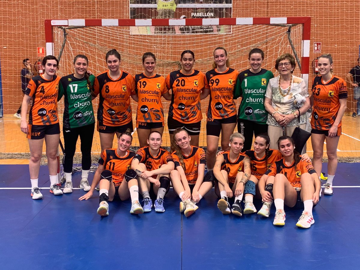 irenemolo97's tweet photo. Ya es la Abu de todas 🧡🖤🧡🖤 @HandbolStVicenc https://t.co/aQRgCK6Stz