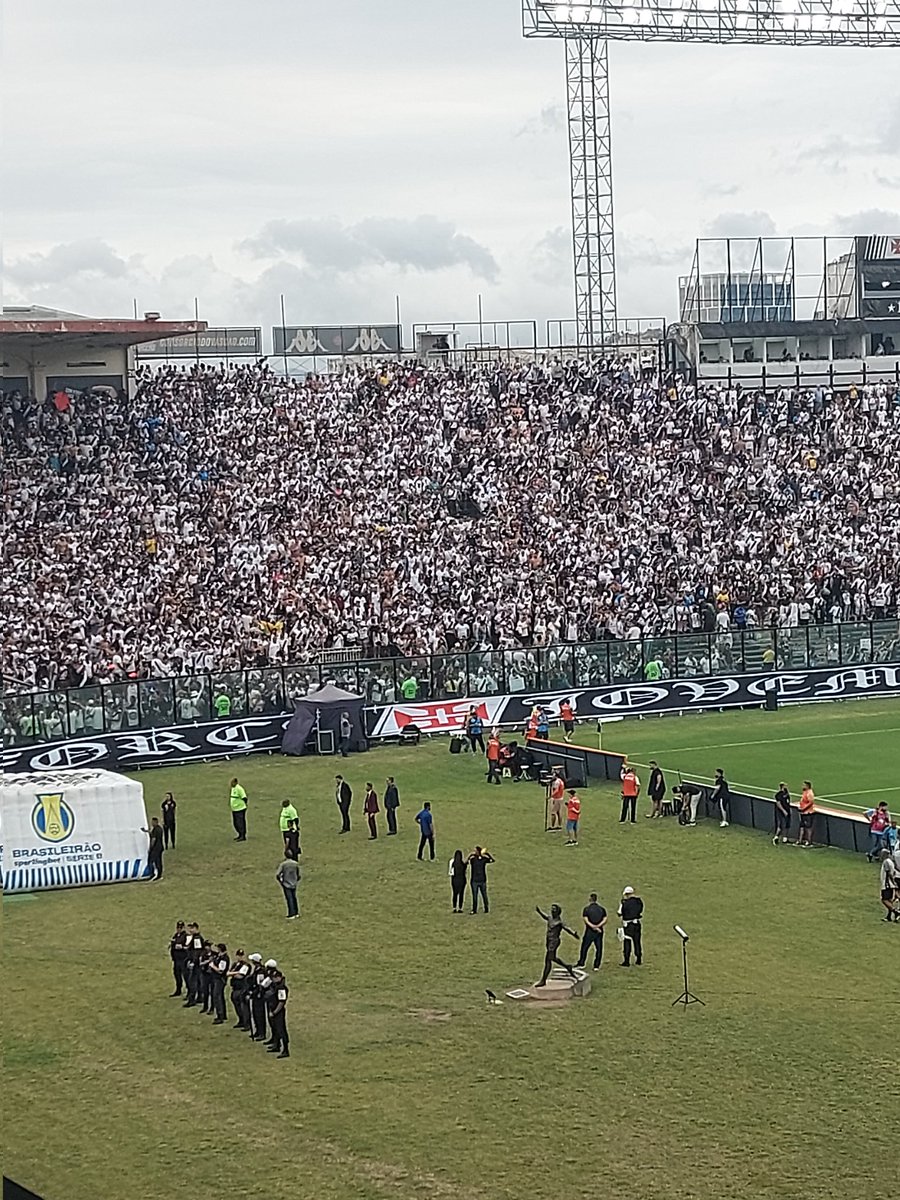 midiavascaina's tweet photo. A volta da FJV representa muito para a torcida do Vasco (vide o mar branco formado ontem numa clara demonstração de carinho do torcedor comum). O tamanho da FJV é IMPRESSIONANTE, mas se os líderes da Força não garantirem a paz dentro e fora, infelizmente, é melhor seguir longe. https://t.co/bXVwAHZEkc