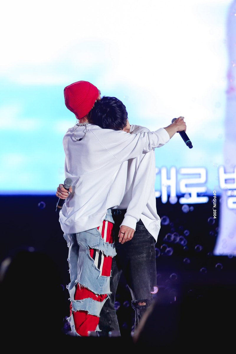 doienjun_'s tweet photo. this photo sequence of taeyong and doyoung. ty who always have his arms open wide waiting for doie 🥺🫶 https://t.co/LnQdP1cPrT