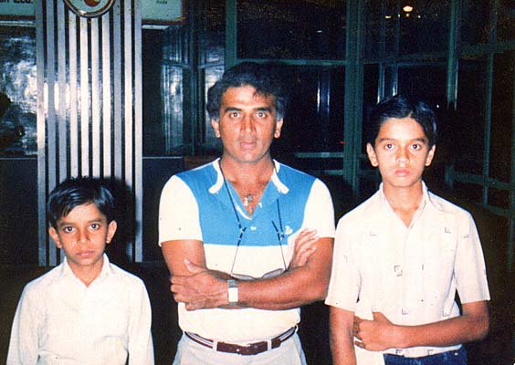 IndiaHistorypic's tweet image. Young Batsman Sunil Gavaskar With Great Batsman Vijay Merchant 

Young Batsman Rahul Dravid With Great Batsman Sunil Gavaskar 

Young Batsman Virat Kohli With Great Batsman Rahul Dravid