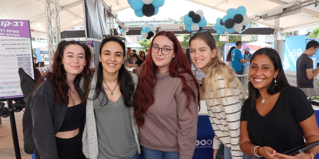 TelAvivUni's tweet photo. It's the #firstday of class for the 2022-2023 academic year! Join us in wishing our students a wonderful year filled with big ideas & non-stop discoveries in the pursuit of the unknown!
See more photos and read about our "First Date" orientation here: https://t.co/xidntahuR7 https://t.co/FZbQrfPpWz