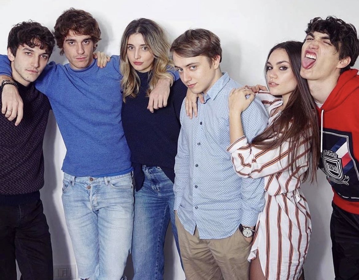 Luchin0o's tweet photo. #problematici #family #silviaèlapiùbella https://t.co/z2rIF9f3B9