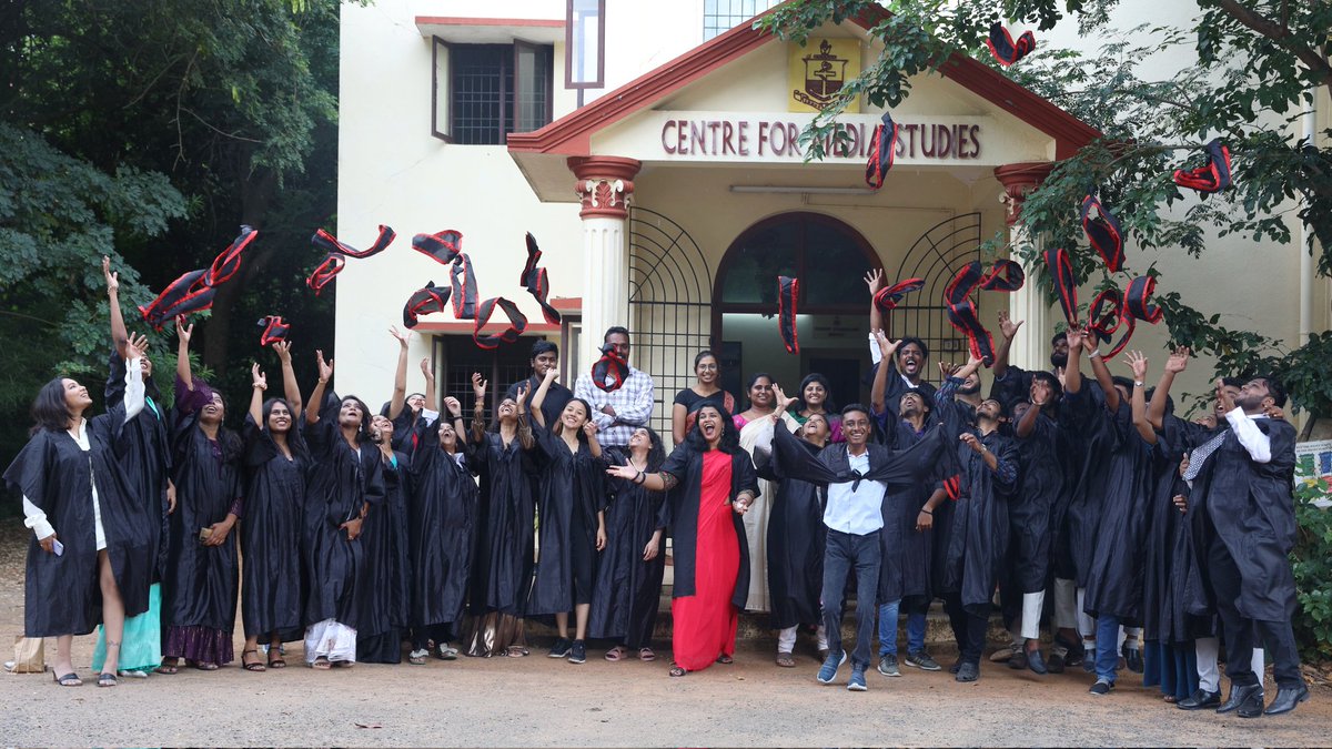 sriloganathan6's tweet photo. Graduated 🧑🎓 : BA Journalism - Batch of 2018 ♥️
#batch2018 #mcc #mccians #doj #mccjournalism @JournalismMcc https://t.co/tUSFUNu91B