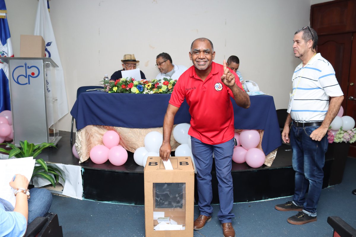 GenrisGarcia's tweet photo. #CesarDeLaCruz y #OdalisRosado compiten este domingo por la presidencia de la Asociación de fotoperiodistas de Republica Dominicana #AFPRD en el @CDP_RD Cualquiera que gane representará bien a los hombres y mujeres del lente https://t.co/gAfErQu6Vs