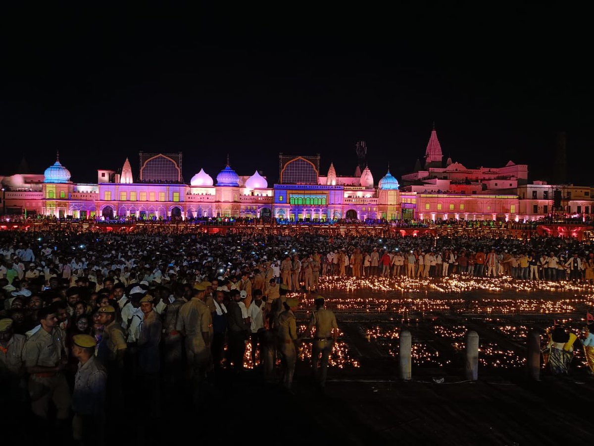 The city is shining with glitters of joy, hope, happiness, peace and prosperity. The diyas have such illumination! The world echoes as one, as #Ayodhya celebrates #Deepotsav2022! Have a look at the devotion! #AyodhyaDeepotsav #DeepotsavAyodhya2022 #Deepotsav