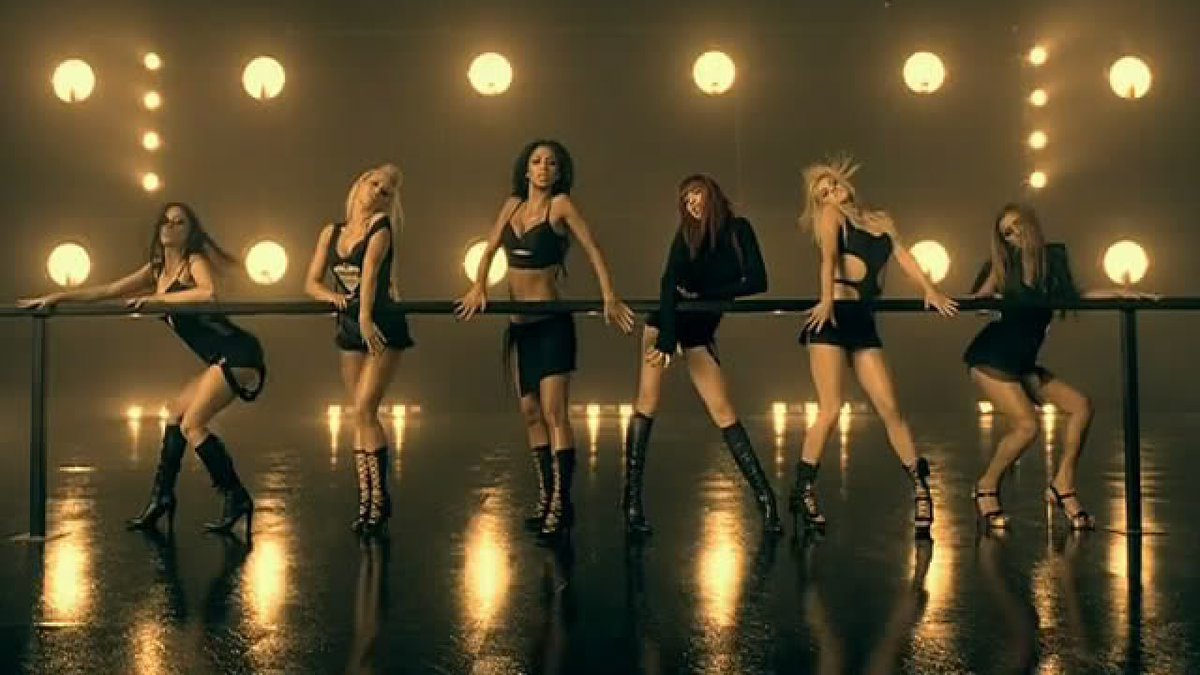 PopCulture2000s's tweet photo. it’s 2006 and you’re watching mtv https://t.co/TFeRqhgpFw