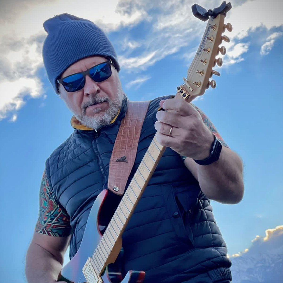 Vino y música para celebrar al creador de #MPWines.
Por muchos años más repletos de pasiones compartidas.
¡Feliz vuelta al sol Marcelo! 🥂
<a href="/MarcePelleriti/">Marcelo Pelleriti</a>
#MarceloPelleriti