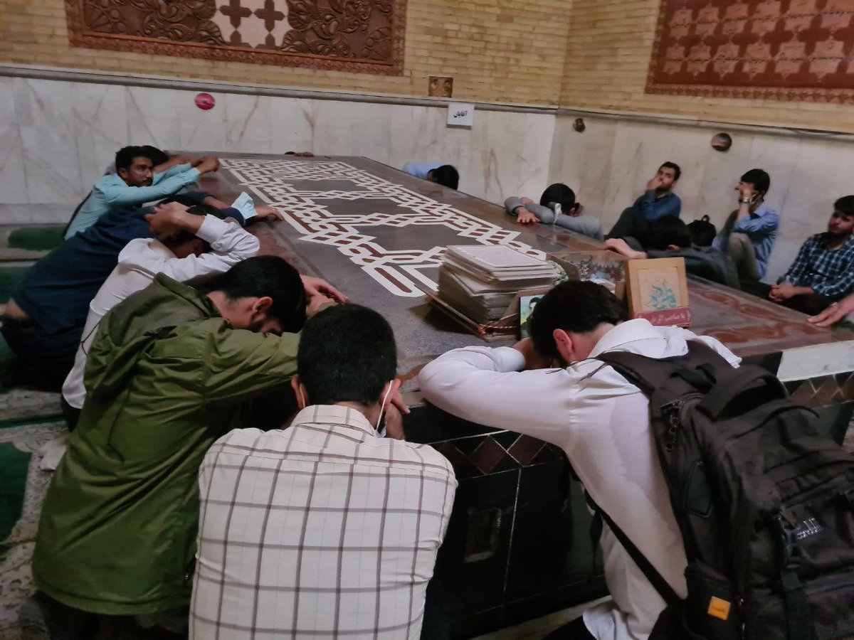 sajjadniran's tweet photo. شاید باورتون نشه ولی اینا بسیجی های دانشگاه شریفن که دارن بخاطر مختلط شدن سلف گریه میکنن🤣🤣🤣🤣🤣🤣🤣🤣
#مهسا_امینی https://t.co/BymI33NDf1