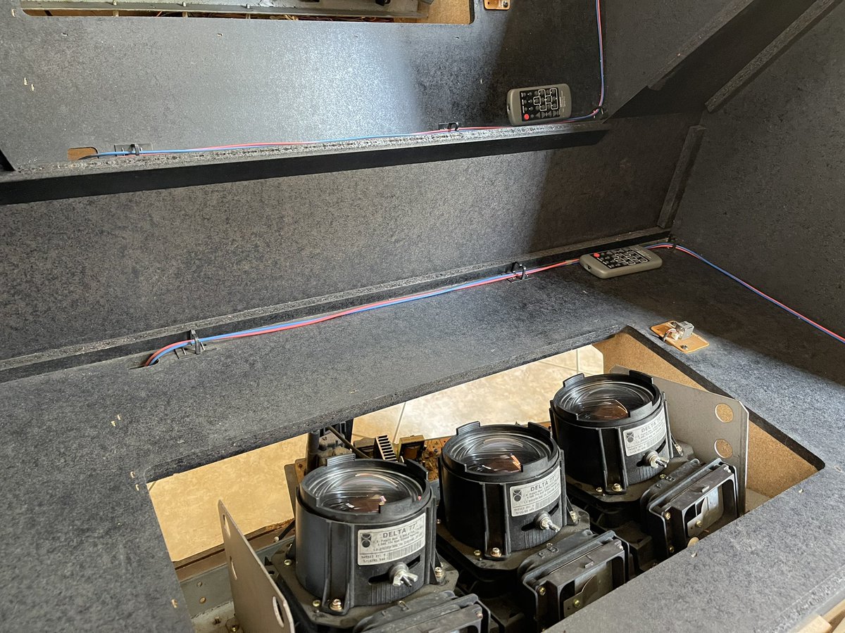filipetter's tweet photo. Yesterday I had another day of work to remove the old Neo50 projector. Inside, it looks like a mini movie theater. All set to enter the most advanced projector. BenQ MX822ST. #neo50 #snk #arcade #neogeo https://t.co/NhvJX2SIQW
