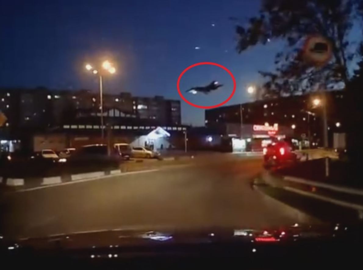 IMAGES SAISISSANTES | Un automobiliste a capté de près le moment de l’écrasement d’un avion militaire sur un immeuble en Russie lundi dernier
tvanouvelles.ca/2022/10/23/ecr…