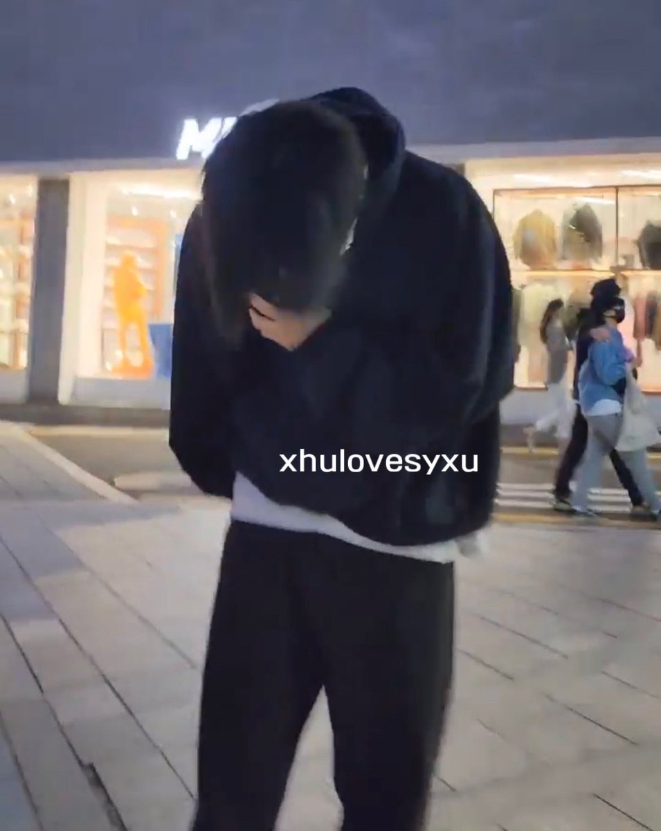 Sudah 3 bulan yang lalu semenjak ada yang ketemu dan ngasih foto Daniel
Hari ini, 3 jam yang lalu ada yang upload foto dan bilang kalau dia ketemu sama Daniel

Daniel, semoga sehat selalu♥️

Credit: @/xhulovesyxu