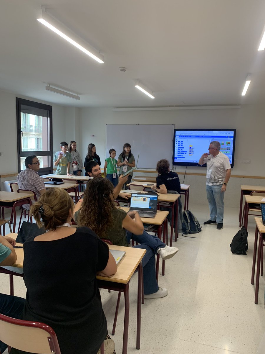 VedrunaVila's tweet image. Ahir vam ser presents al @CollaClic com a talleristes presentant el projecte “El cotxe autònom”. Va ser una experiència molt enriquidora per tots! 👏🏼

#collaclic2022