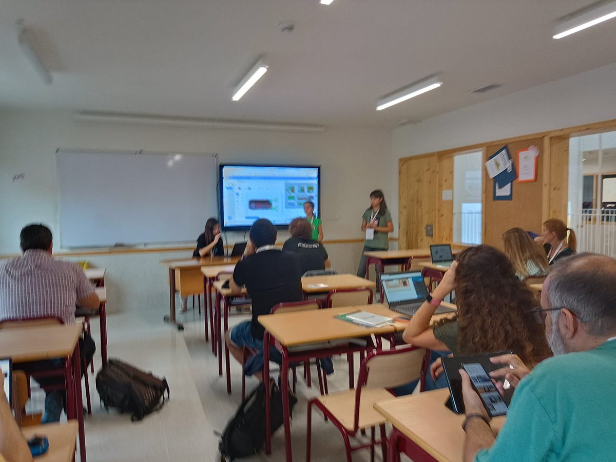 VedrunaVila's tweet image. Ahir vam ser presents al @CollaClic com a talleristes presentant el projecte “El cotxe autònom”. Va ser una experiència molt enriquidora per tots! 👏🏼

#collaclic2022