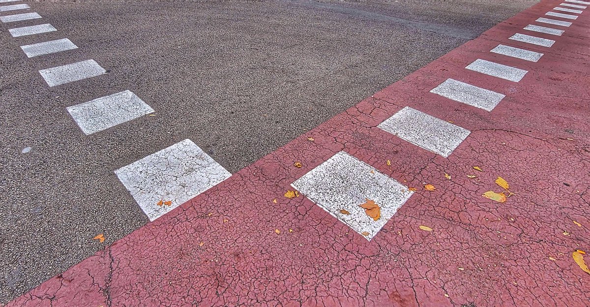 Alfredo_bcn's tweet photo. La imagen del día con el teléfono móvil: Caminos
#alfredobcn #lafotodeldia #photooftheday #caminos #pasopeatones https://t.co/l33QMEvVUA