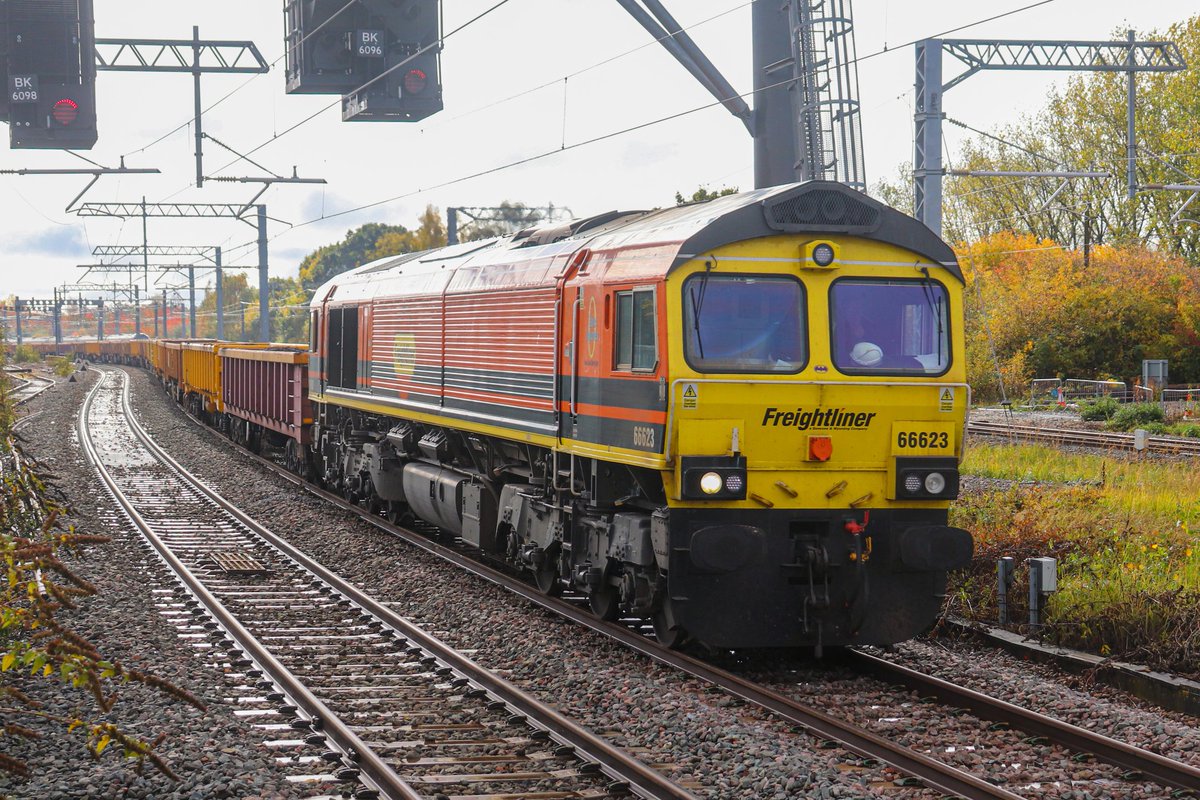 holtona72's tweet photo. Returning north from overnight works, 6Y75 Radlett Jn to Toton North Yard engineers train approaching Kettering this lunchtime with π @RailFreight #Batshed 66623 in charge. #ShedWatch #Freightliner #MML 23/10/22 https://t.co/scGRkyUZbq