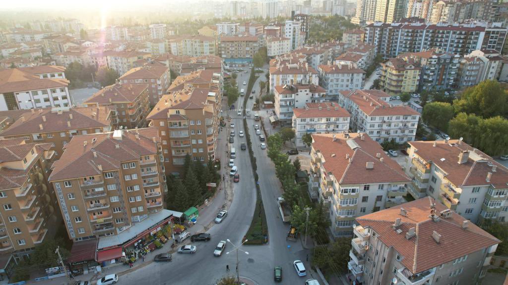 Şehrimizin her mahallesi daha modern görünüme sahip olsun diye çalışıyoruz 😎 🚧 Mahallelerimizin güzelliği için “Havai Elektrik Hatlarını” MEDAŞ ile birlikte yer altına alıyoruz 🙋🏻‍♂️ 📍Selçuk Mahallesi