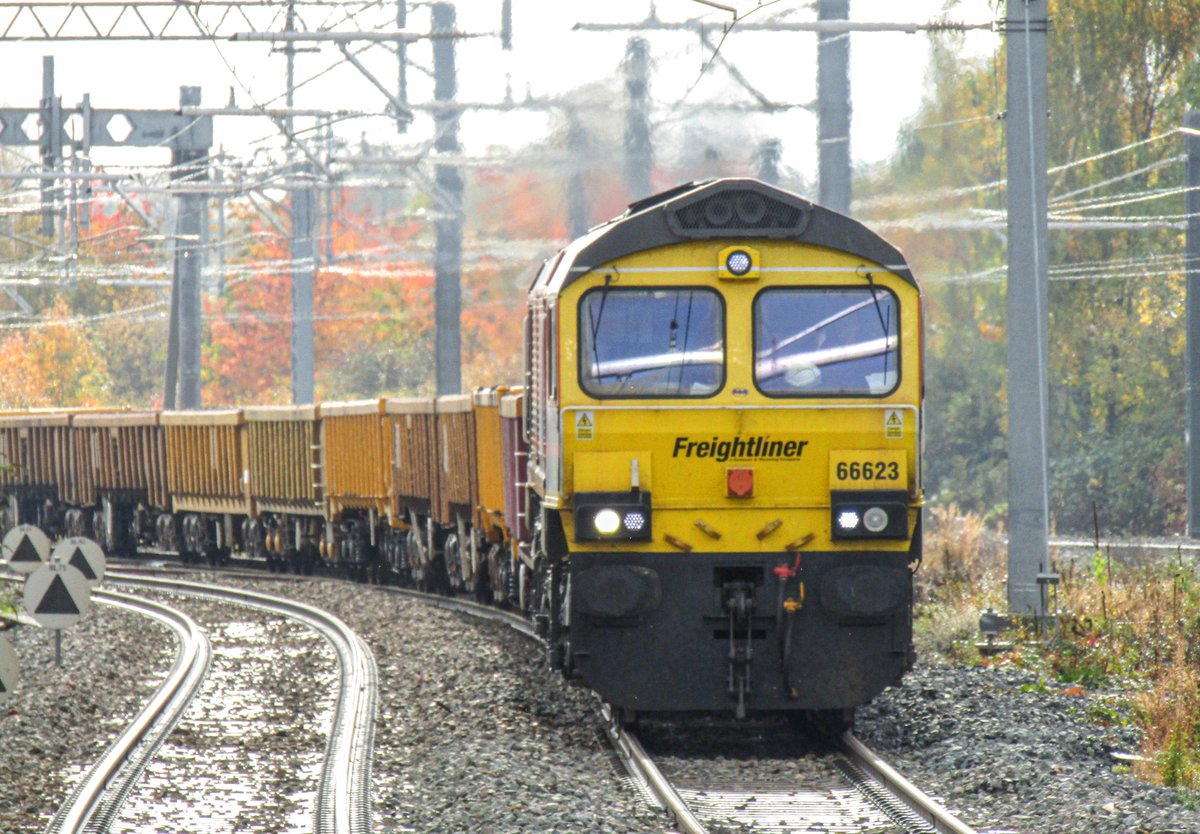 holtona72's tweet photo. Returning north from overnight works, 6Y75 Radlett Jn to Toton North Yard engineers train approaching Kettering this lunchtime with π @RailFreight #Batshed 66623 in charge. #ShedWatch #Freightliner #MML 23/10/22 https://t.co/scGRkyUZbq