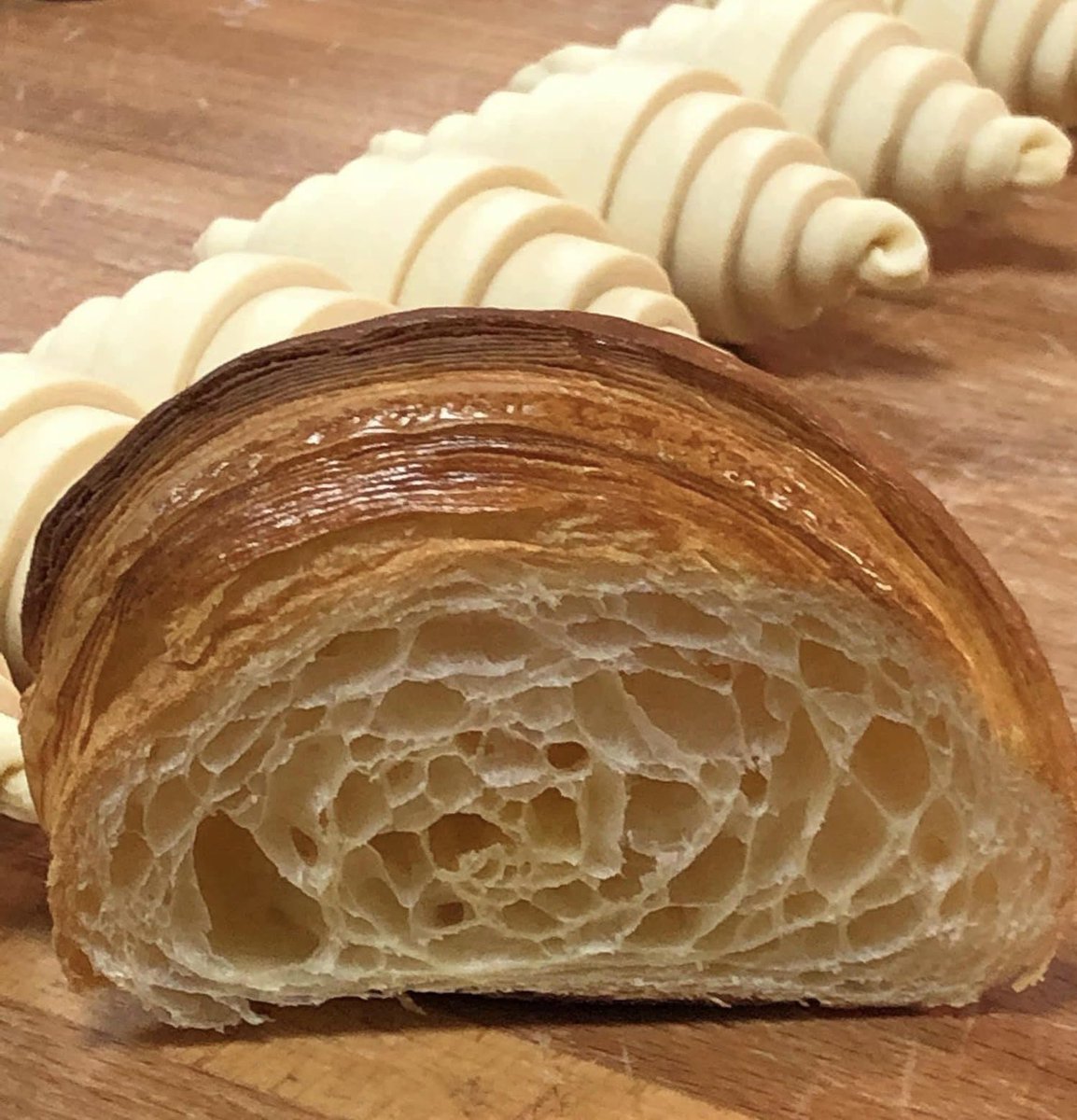 Mb7814's tweet photo. [🏆🥐🇫🇷 3e CONCOURS NATIONAL DU MEILLEUR CROISSANT AU BEURRE 2022 - 
du 24 au 26 octobre 2022 à Versailles 🏆🥐🇫🇷]
Je ne peux pas , j’ai mon cours de dentelle
#CNBF #cmailedefrance #cmay #cfaversailles #boulangerdefrance 
#jefaismescroissantsdansmonfournil
#U2P #CGAD https://t.co/e43PjMnYFu