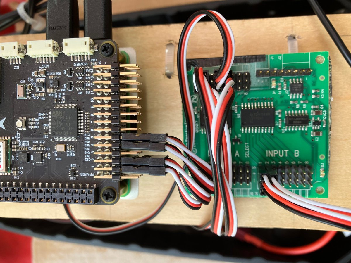 ExplorerRobocar's tweet image. Installing an #RxMux board, to be able to swith between #autopilot and R/C #receiver... Ideal for debugging!!