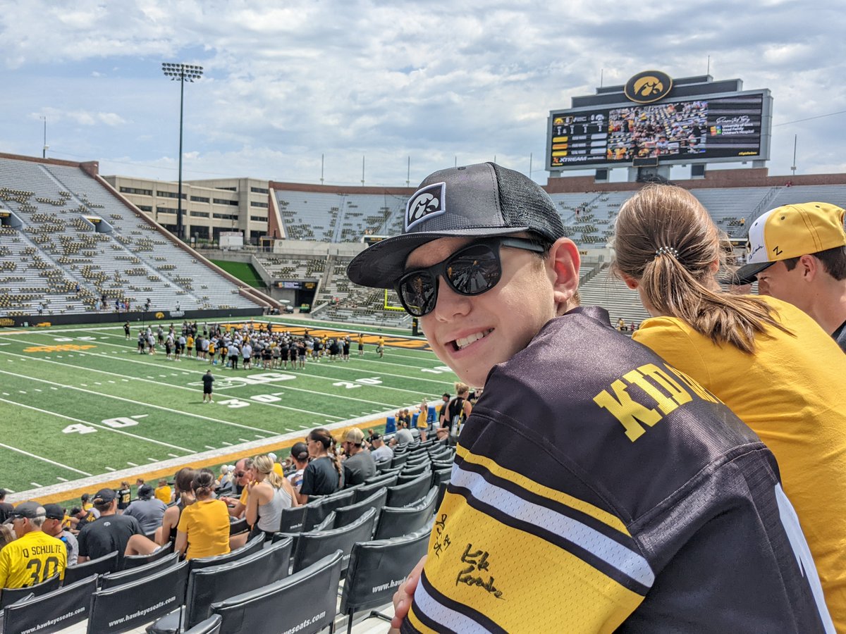 UIchildrens's tweet photo. Help us celebrate #KidCaptain Gavin Miller one more time! 👏 In case you missed Gavin’s story, catch it here: 
https://t.co/XViTSDWso1 https://t.co/xRKn5n21Ru