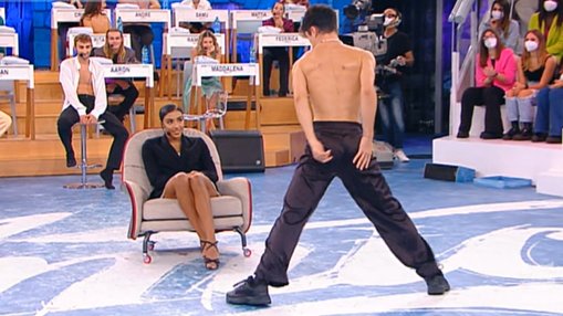 retweet se vorresti essere al posto di Megan. #amici22