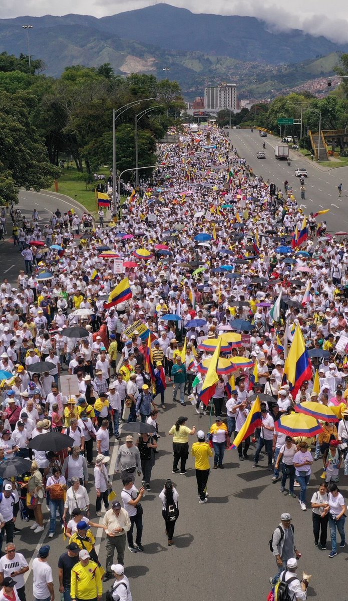 MiguelPoloP's tweet photo. Medellín dice: FUERA PETRO! 🇨🇴 https://t.co/hjULRMH7AU