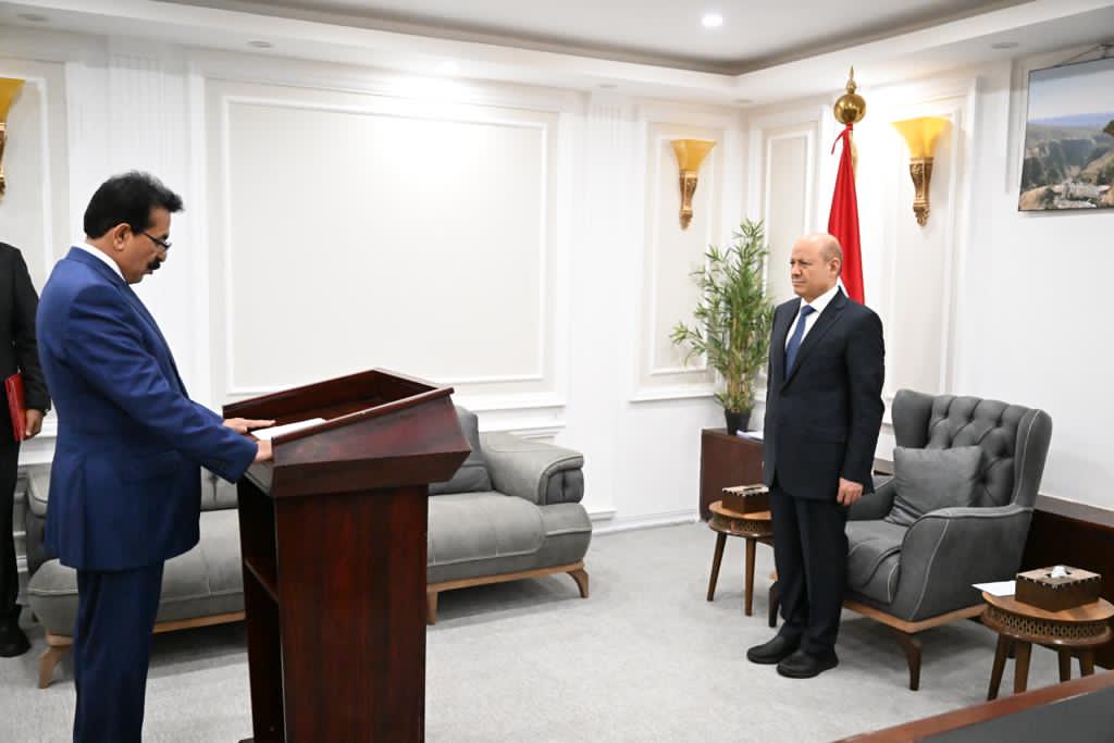 HusseinAlaji's tweet photo. أديت اليوم اليمين الدستورية أمام فخامة الرئيس الدكتور رشاد محمد العليمي محافظا للجوف، وفي ذهني أنني لا أتقلد منصبا حكوميا بل أقسم على أداء مهمة وطنية وعربية، نصب عيني ليس أبناء الجوف فحسب، وإنما كل أبناء الشعب اليمني وهم يتطلعون لمعركة التحرير من مليشيات الإمامة ونفوذ إيران.1️⃣ https://t.co/XuM6qRetaP