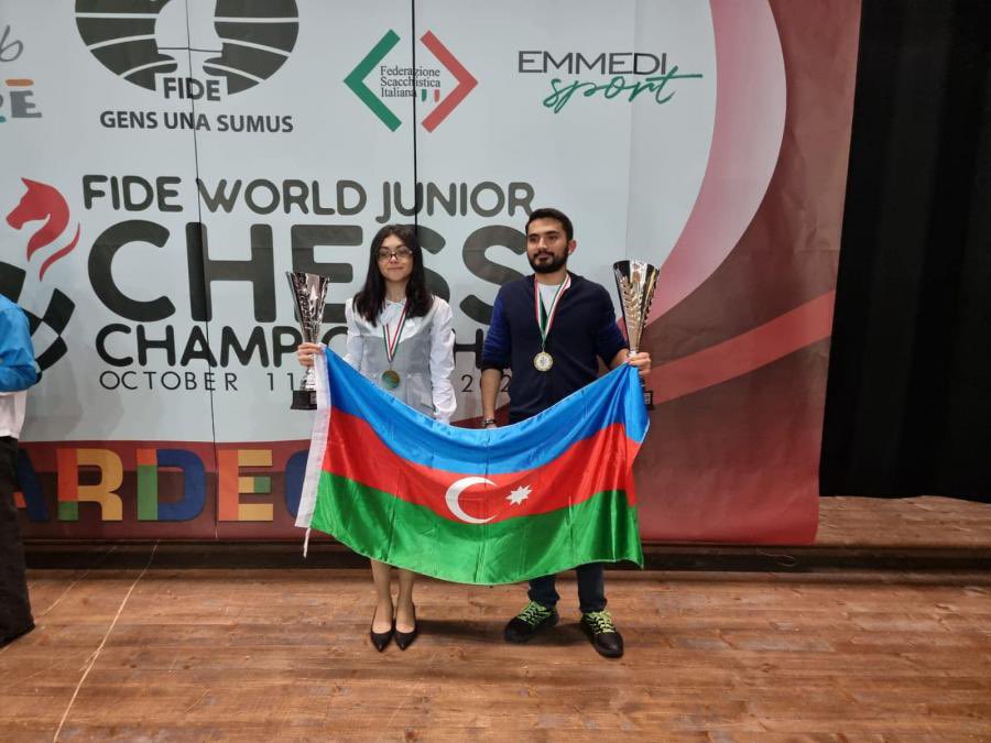 '#Chess players Abdulla Gadimbayli and Govhar Beydullayeva of #Azerbaijan became gold🥇 medalists of the intensely challenging FIDE World Junior Championship held in Sardinia 🇮🇹!🎉🎊 Congratulations to our champions!🇦🇿 Çempionlarımızı təbrik edirik! 🇦🇿 #FIDE #YouthChess