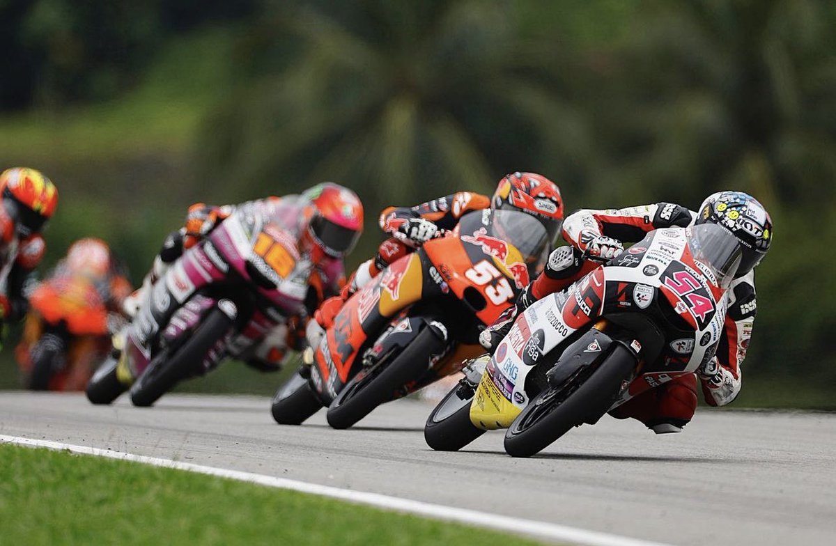 riccardorossi54's tweet photo. Race: DNF. 
Subito al primo giro mi sono toccato con un altro pilota e sono finito p.21, poi ho recuperato fino alla p.5 quando poi sono caduto. È un peccato perché è stata una bellissima gara, in un circuito importante per noi.. ora testa alta per Valencia. 🙏

#rr54 #motogp https://t.co/6HyWUseUrf