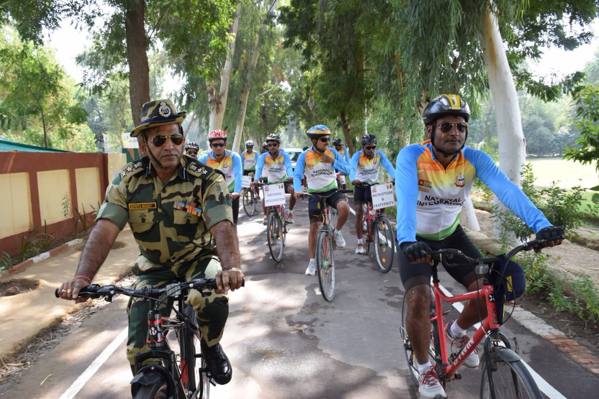 #CycleRally from Octroi(Jammu) to Bhuj(Gujarat) was received & further flagged off by Sh Amit Tyagi,DIG,BSF From Sriganganagar(Rajasthan) in presence of BSF officers & troops. 19 #BSF Cyclists are spreading the message of National integration & Patriotism. #AzadiKaAmritMahotsav