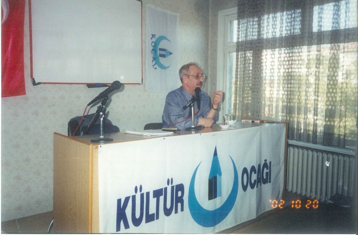 kocavbulteni's tweet photo. KOCAV ailesinin değerli alimlerinden,Türk düşünce ve kültür dünyasına sağladığı katkılarıyla tanınan Durmuş Hocaoğlu’nu vefatının 12.yılında rahmetle anıyoruz.Gelin birlikte Türk dünyasının kavram inşaasını, felsefi bakış açısını bizlere aktaran Hocamızı yakından tanıyalım. https://t.co/xQYc13ges0