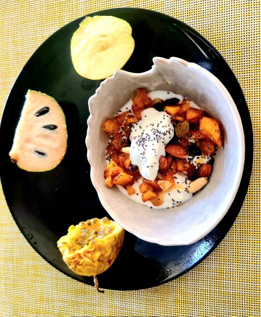 gantonit's tweet photo. Desayuno de campeones ... sin corona 👑 aún. Yogur griego con miel de mastranto, frutos secos, chia y frutos del Huerto ... de mis amigos horticultores: durazno, parchita, manzana criolla y La Joya de La Corona: Chirimoya o Riñón. Con semblanzas de guanábana, pero más delicada. https://t.co/ZNog6QNt72