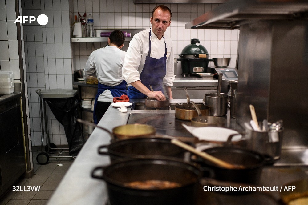 'Une, deux, trois...onze. On utilise le feu à fond': le chef Giuliano Sperandio compte les casseroles où mijotent les sauces de son restaurant étoilé parisien, qui doit lui aussi faire preuve d'inventivité pour économiser l'énergie ➡️ u.afp.com/iiAH ✍️@OlgaNedbaeva #AFP