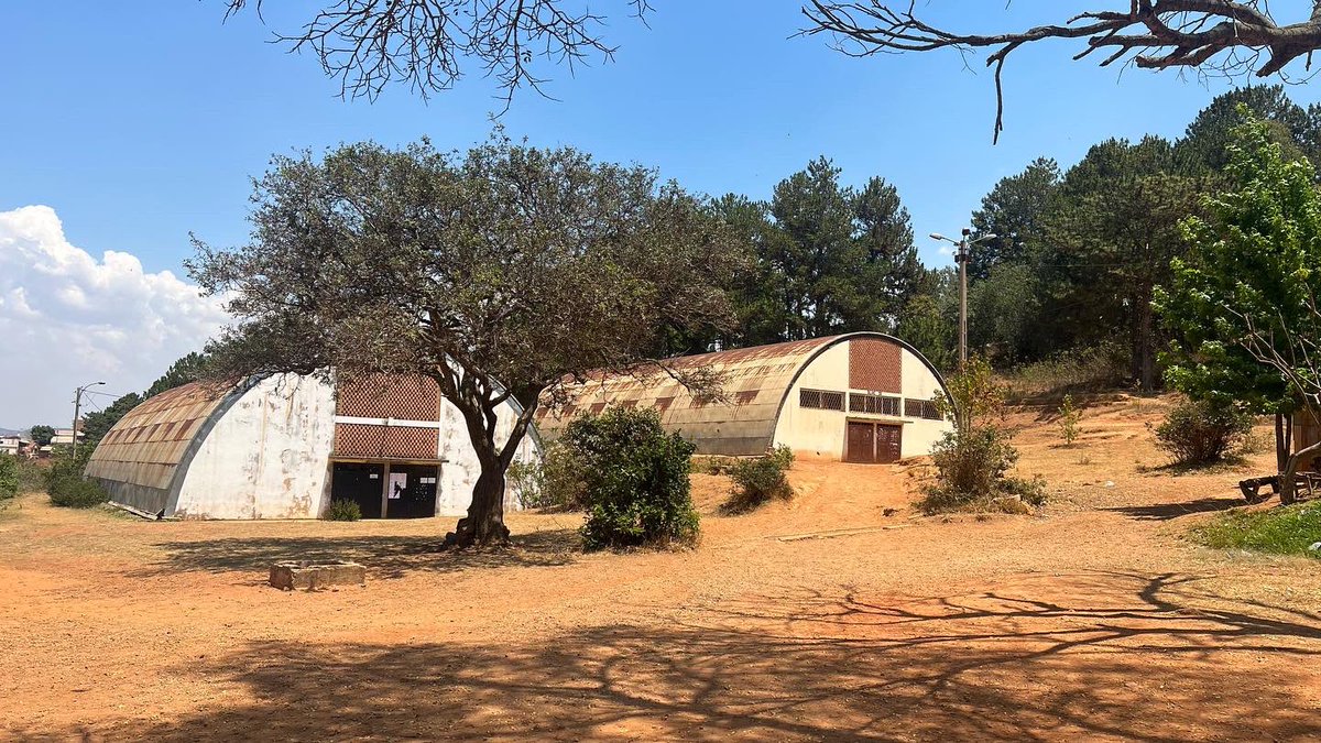 Globalafricasci's tweet photo. TANY VAO | 

Dans le cadre de l’Université d’été de #TANYVOA, qui démarre le lundi 24 octobre 2022 l’équipe de @global___africa a effectué un tour de l’université d’Ankatso. 

#ScienceSociale #ScirnceHumaine #Recherche #Afrique #GlobalAfrica #AfricanRecherchMatters https://t.co/ELp5puoDKK