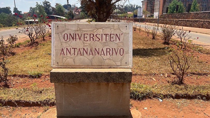 Globalafricasci's tweet photo. TANY VAO | 

Dans le cadre de l’Université d’été de #TANYVOA, qui démarre le lundi 24 octobre 2022 l’équipe de @global___africa a effectué un tour de l’université d’Ankatso. 

#ScienceSociale #ScirnceHumaine #Recherche #Afrique #GlobalAfrica #AfricanRecherchMatters https://t.co/ELp5puoDKK