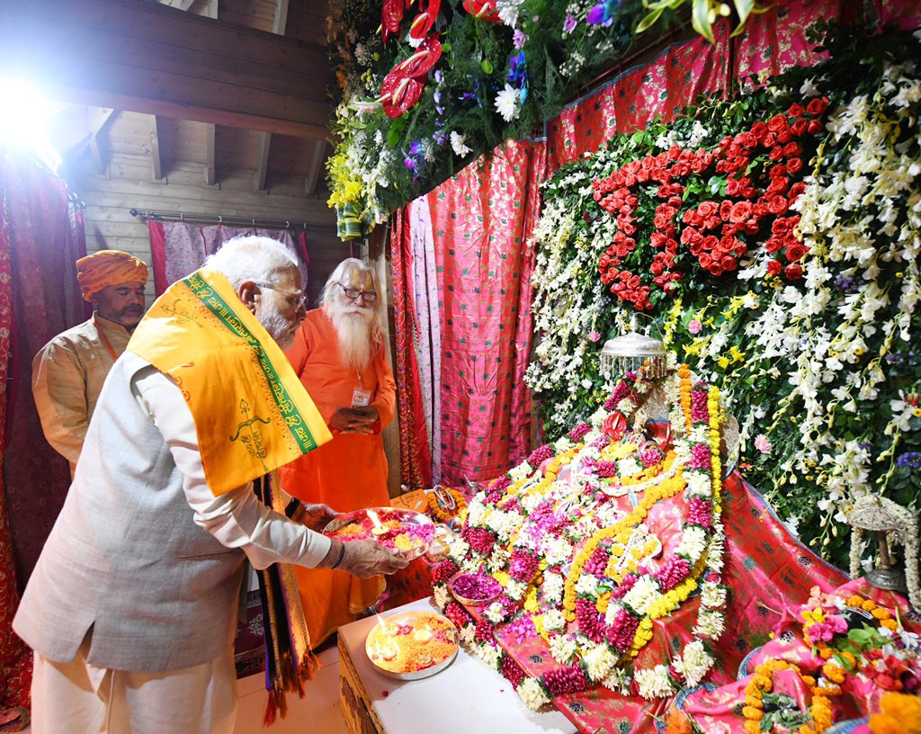 अयोध्या की इस पावन धरती पर मुझे भगवान श्री रामलला की पूजा-अर्चना का सौभाग्य मिला। मैंने राष्ट्र की प्रगति और समस्त देशवासियों की कुशलता की कामना की।