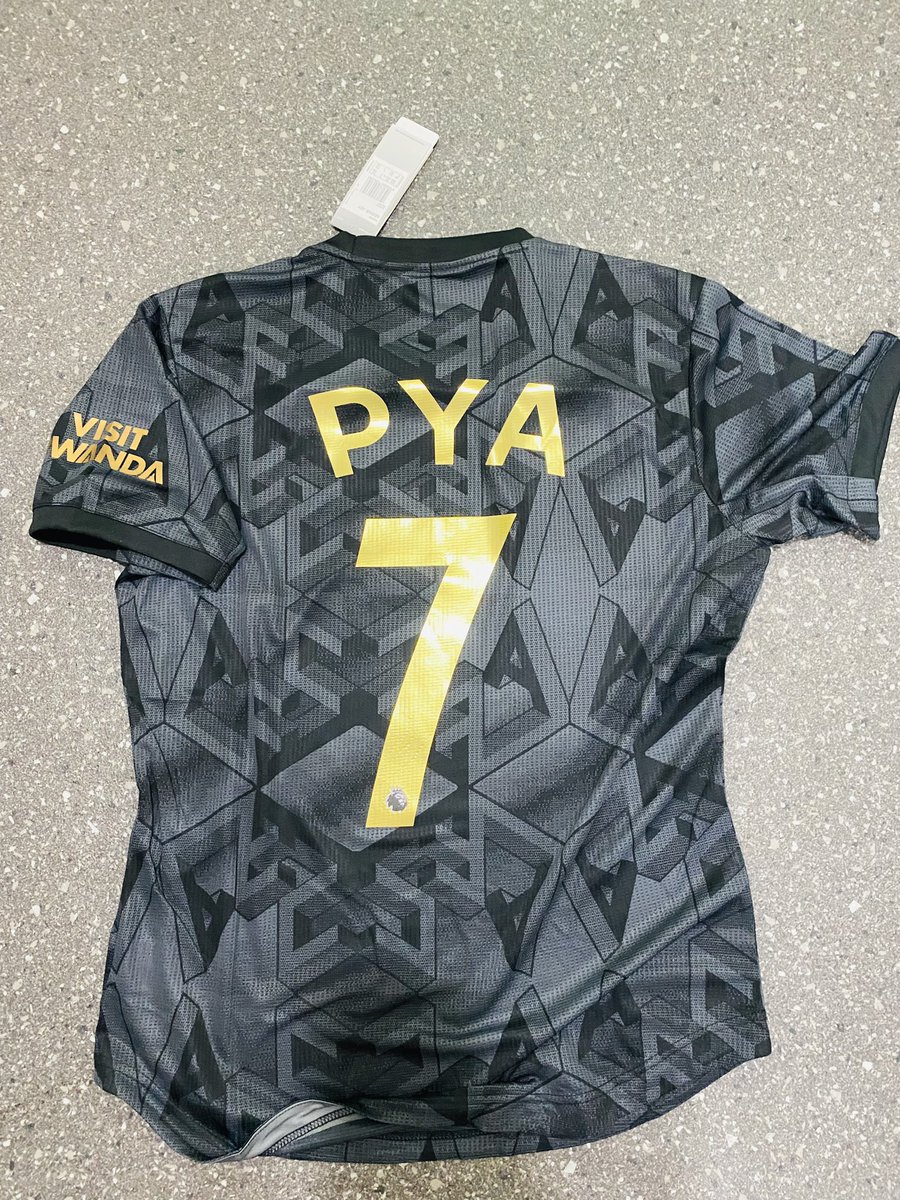 pyatma9's tweet photo. @Arsenal Dakar sénégal 🇸🇳 #COYG https://t.co/kezwgF2osp