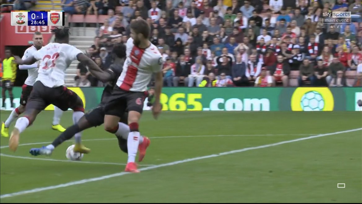PoorEPLreferees's tweet photo. Gabriel Jesus was taken down (similar to the penalty in the United game yesterday), White pushed to the ground, no attempt to get the ball and Saka booked for a dive when there was a push (too soft for a foul, but not a yellow card dive)

Referee has been awful in the first half https://t.co/nBvnefjmCH