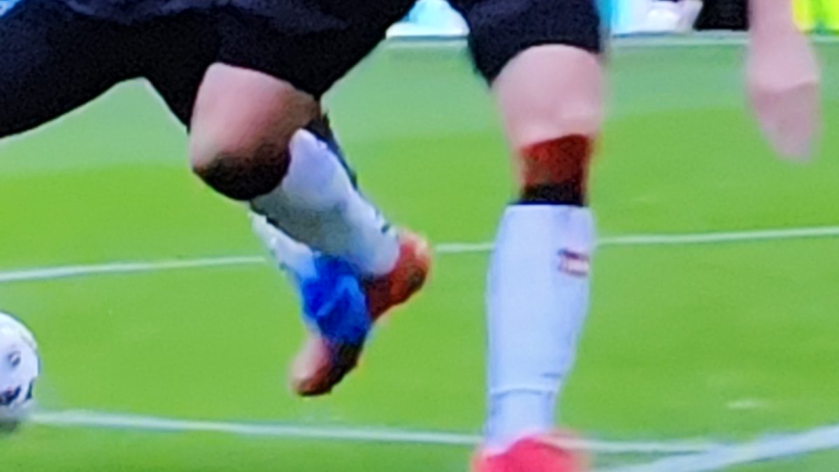 PoorEPLreferees's tweet photo. Gabriel Jesus was taken down (similar to the penalty in the United game yesterday), White pushed to the ground, no attempt to get the ball and Saka booked for a dive when there was a push (too soft for a foul, but not a yellow card dive)

Referee has been awful in the first half https://t.co/nBvnefjmCH