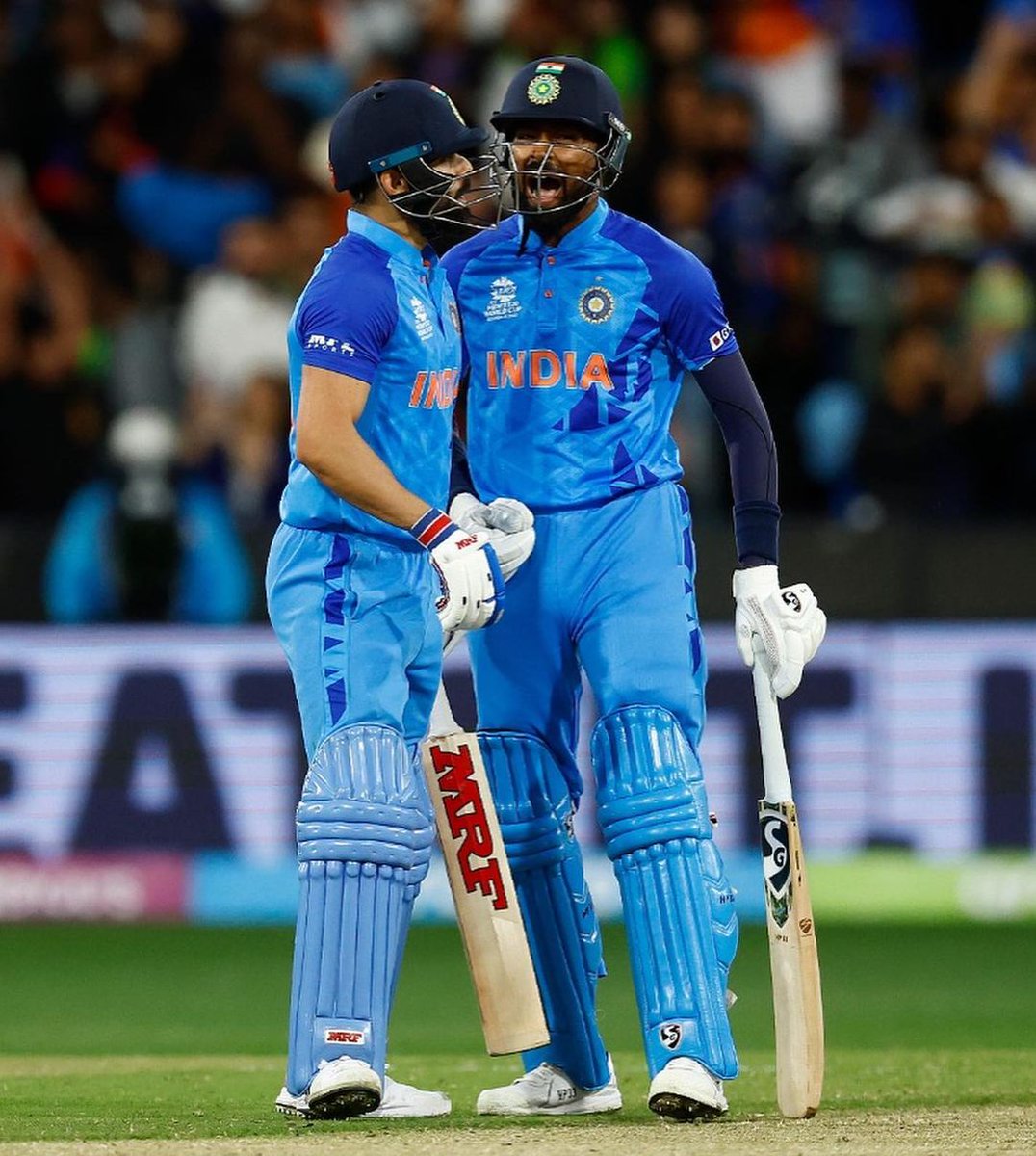 klrahul's tweet photo. What a start, unreal 🇮🇳💙
@imVkohli it doesn’t get better than this. 🇮🇳🙌🏽❤️🙏🏽 https://t.co/DRrhY3f6Ux