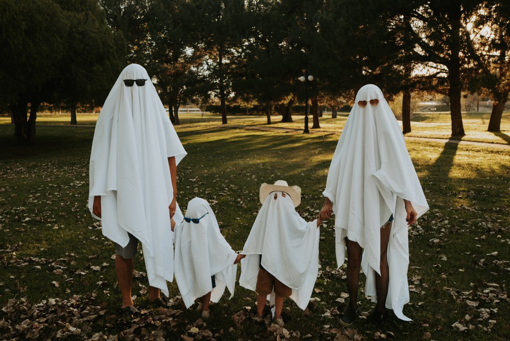 DestanieFrancoo's tweet photo. A family that Haunts together, stays together!  BOO 👻 https://t.co/gEqAWg0pXK