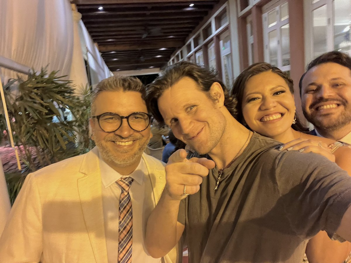 kristytorii's tweet photo. Cuando vas al matrimonio de tu amiga y te encuentras a Daemon Targaryen.. Al final ve que te tiembla la mano y te dice: give me the Iphone y toma el selfie! Morí, morimos  #dracarys 🔥🐉❤️

#MattSmith #ParqueHistorico #CasaJulian #LosMeraAdum 🤵‍♂️🫶🏻👰‍♀️ https://t.co/off2zB1Au8