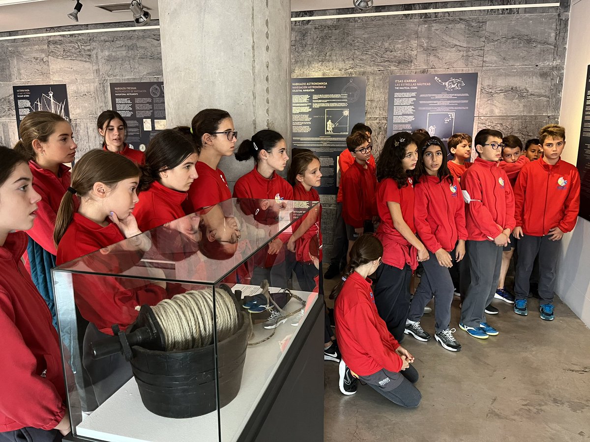 Begonazpiikas's tweet photo. ⛵🥰 La #EdadModerna y la vuelta al mundo de Elkano, en el Museo Marítimo de Bilbao. Así, el alumnado de 6º de Primaria hace #visible lo aprendido en clase y #comprenden mucho mejor. Así es el aprendizaje basado en #proyectos de #comprensión.
#ModeloBegoñazpi https://t.co/0kOYunh3Jh