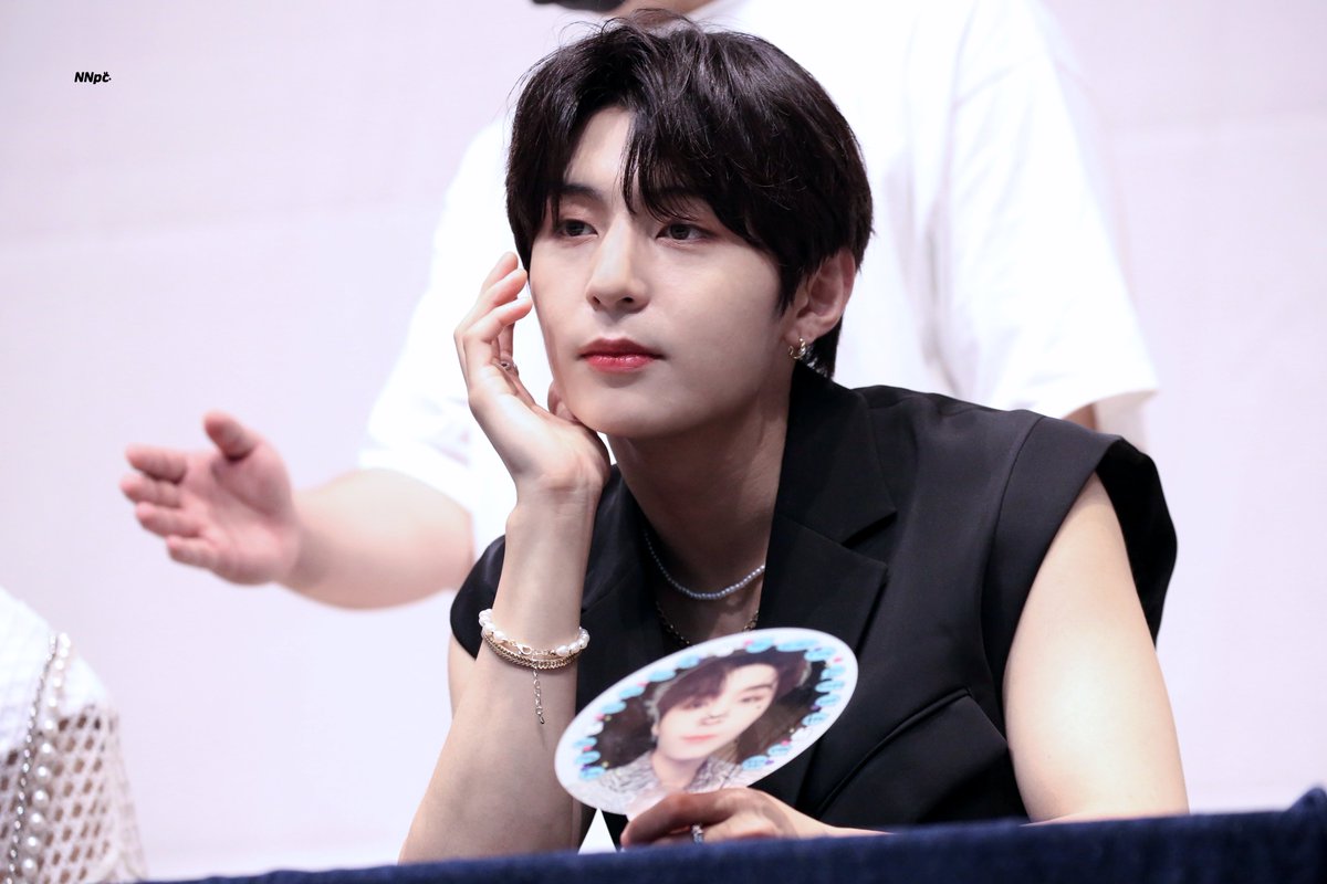 Y_NNPC's tweet photo. 220812 📸 팬사인회

#GoldenChild    #GNCD #골든차일드    #ゴルチャ #성윤 #와이 #Y #sungyun #sungyoon  
#GoldenChild_AURA    #GoldenChild_Replay https://t.co/gK6Ea9llng