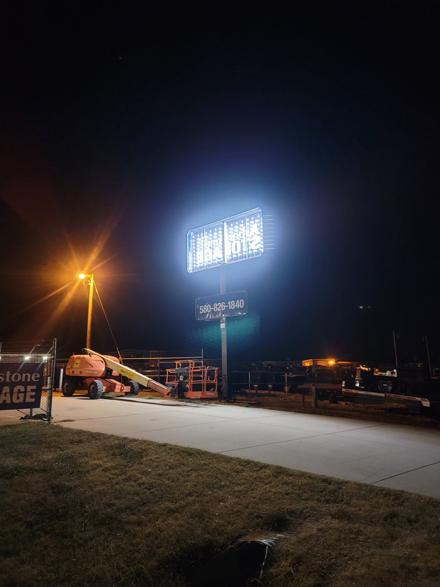 BullDawgGaming's tweet photo. So crazy day fixing this sign. Updating it to led lights. #installlife #customsignage https://t.co/8AydGh9FYl